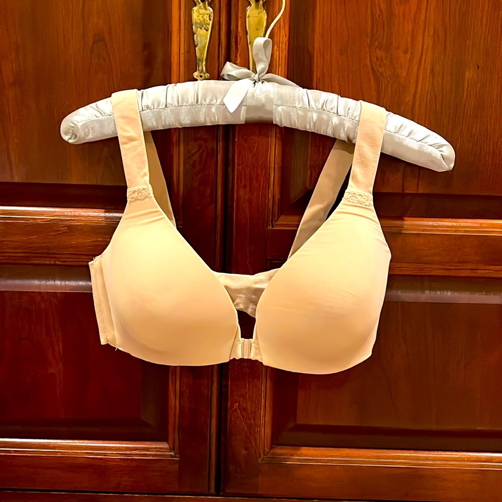 Front-close wireless bra